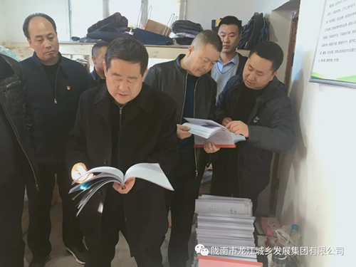 市龍江集團在文縣橋頭鎮(zhèn)安子坡村開展“解難題、辦實事、送溫暖”活動